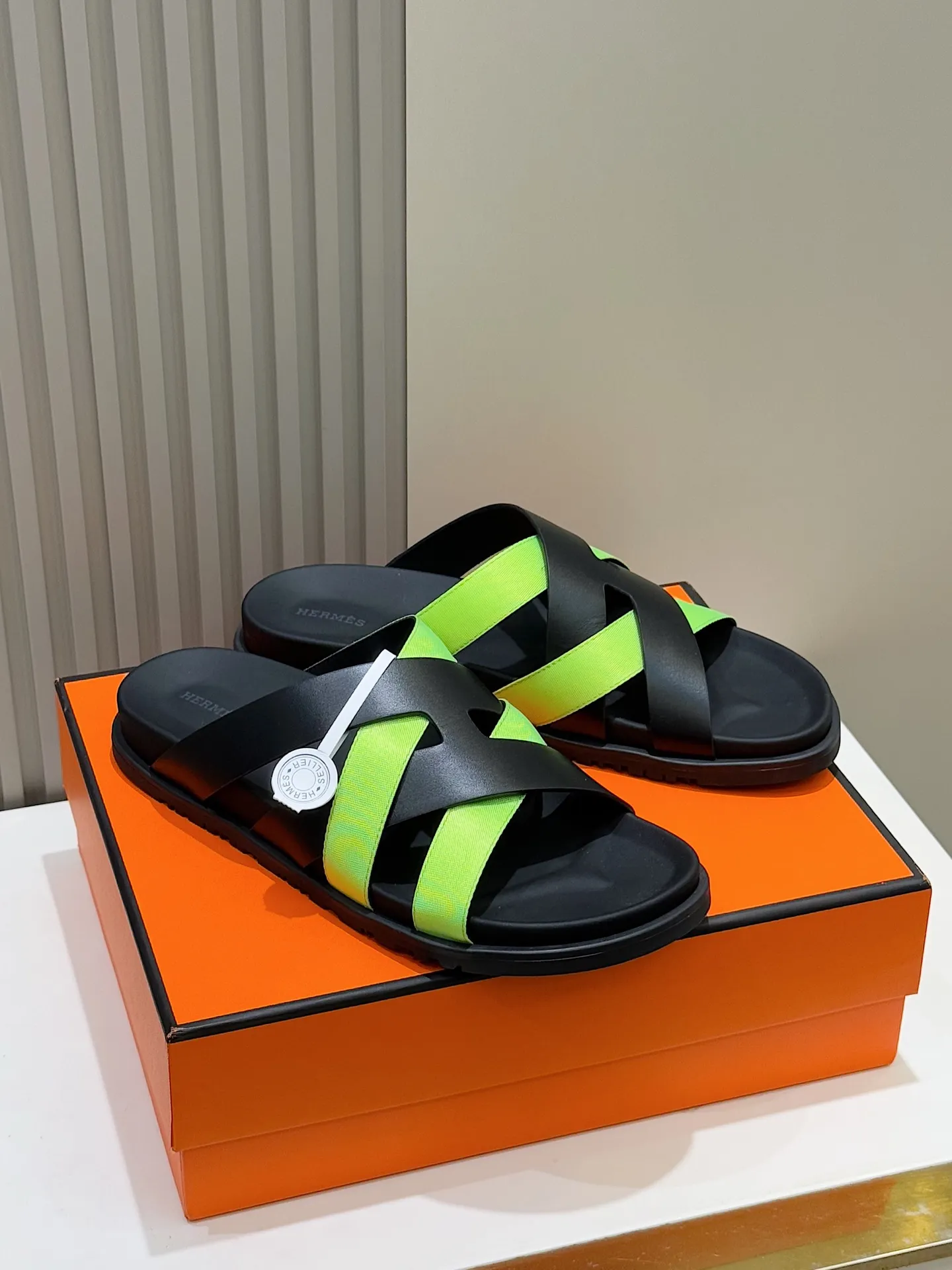 Batch 280 Hermes men's Kazimir slippers - top quality woven calfskin functional sandals, with interwoven uppers inspired by the "H" iconic pattern to create a casual look, perfect for summer. Imported cowhide + cowhide lining + rubber outsole Size: 38-44 (.45.46 customized)